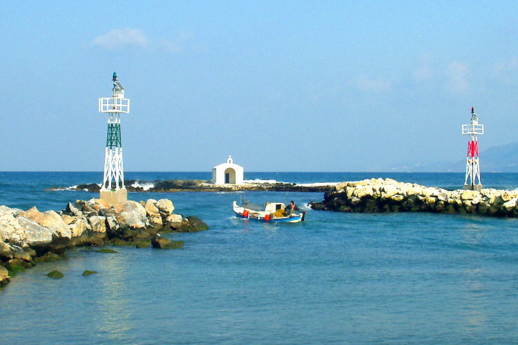 Georgioupolis: Fishing-boat leaving the port